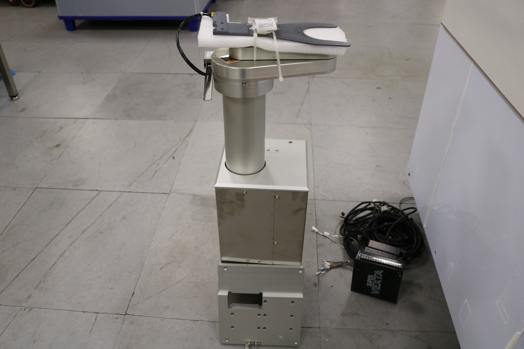 Hitachi M712 300mm wafer transfer robot with end effector and controllers